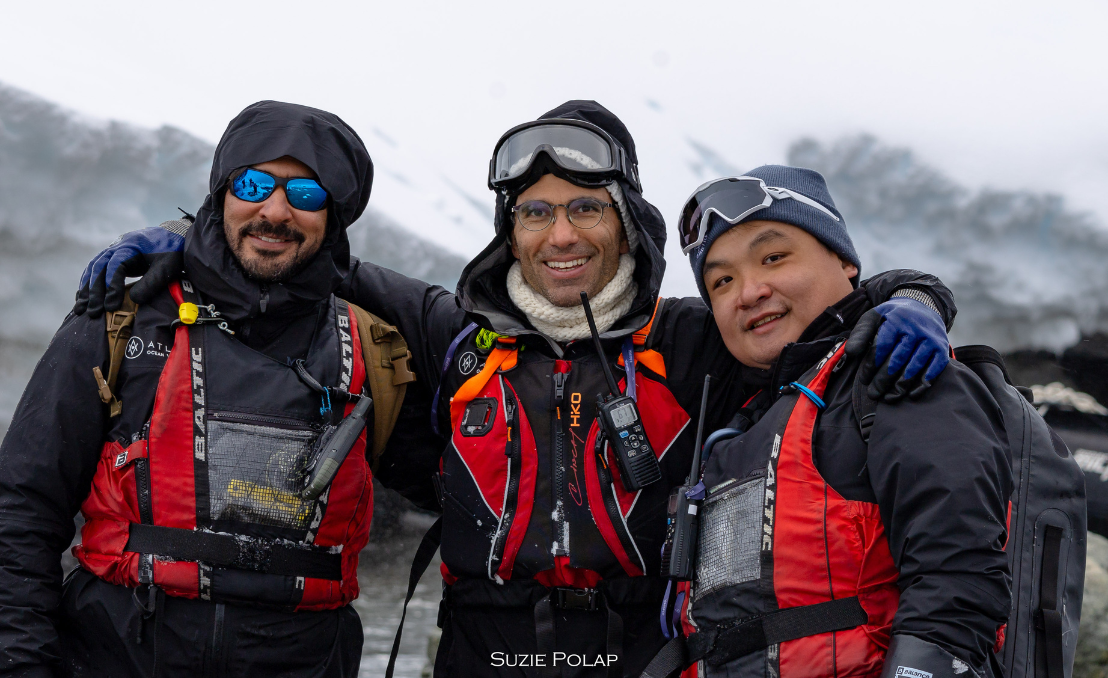 Tres miembros de equipo con ropa técnica y chalecos salvavidas en un entorno nevado